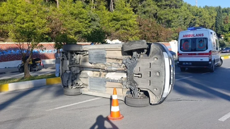 Manavgat'ta park halindeki araçlara çarpan otomobil yan yattı