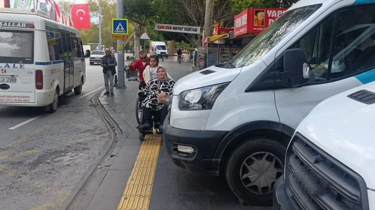 Manavgat’ta PTT minibüsleri engelli yolunu kapattı