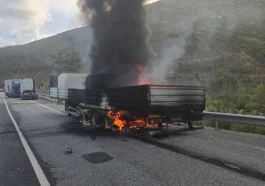 Mermer yüklü tır alevlere teslim oldu