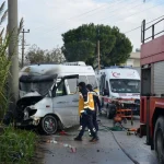 Minibüs direğe çarptı: 2 yaralı