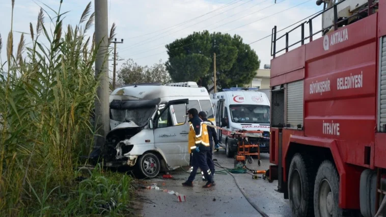 Minibüs direğe çarptı: 2 yaralı