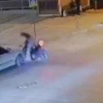 Motosiklet sürücüsü otomobilin üzerinden takla attı