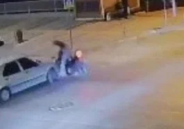 Motosiklet sürücüsü otomobilin üzerinden takla attı