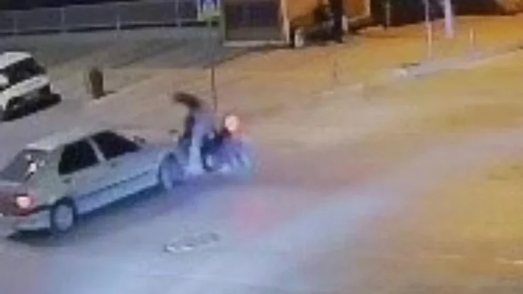 Motosiklet sürücüsü otomobilin üzerinden takla attı