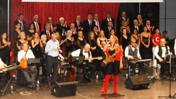 Müzikseverler nostalji şarkı ve türkülerle coştu