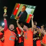 Şampiyon mahalleye kupasını Başkan Kotan verdi