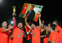 Şampiyon mahalleye kupasını Başkan Kotan verdi