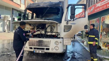 Serik'te park halindeki kamyon çıkan yangında kullanılmaz hale geldi