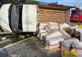 Serik’te saman yüklü kamyonet devrildi