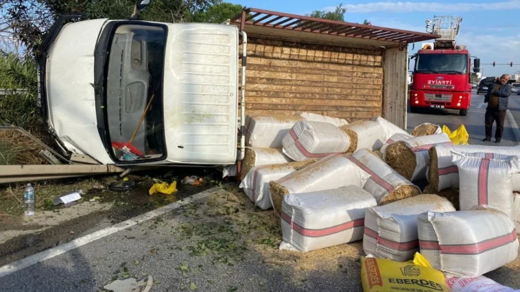Serik’te saman yüklü kamyonet devrildi