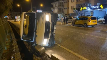 Serik’te ticari taksi ile kamyonet çarpıştı: 2 yaralı