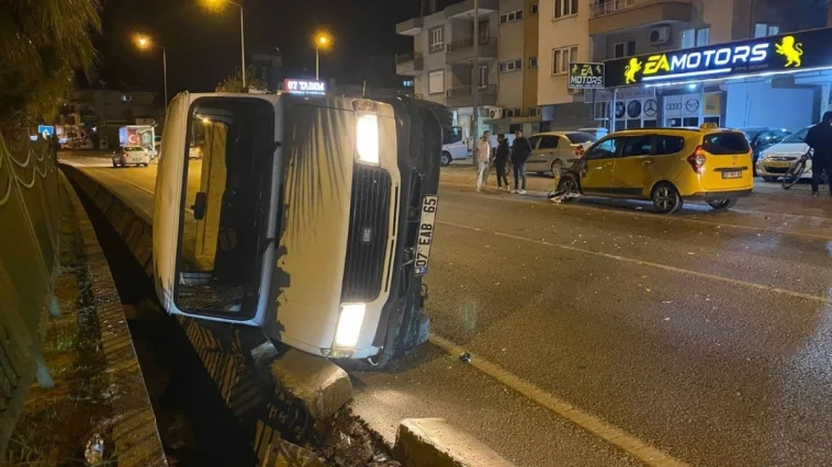 Serik’te ticari taksi ile kamyonet çarpıştı: 2 yaralı