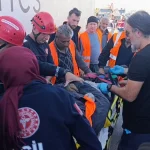 Tırın altında kalan karayolları işçisi ağır yaralandı