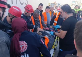 Tırın altında kalan karayolları işçisi ağır yaralandı