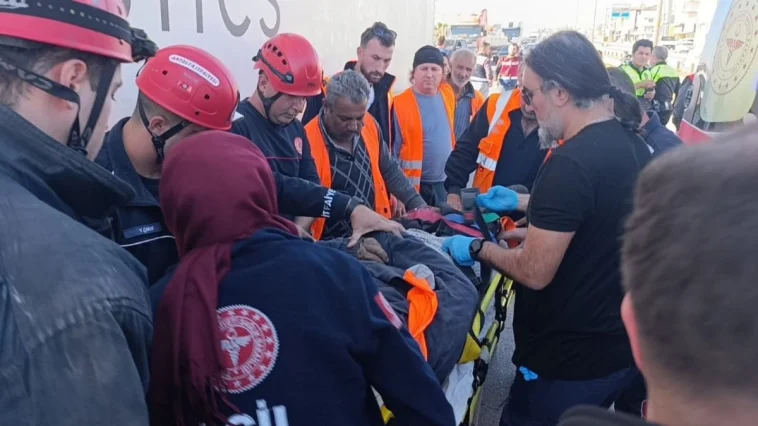 Tırın altında kalan karayolları işçisi ağır yaralandı