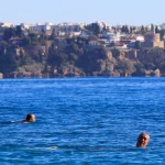 Türkiye karla mücadele ederken Antalya'da deniz sefası