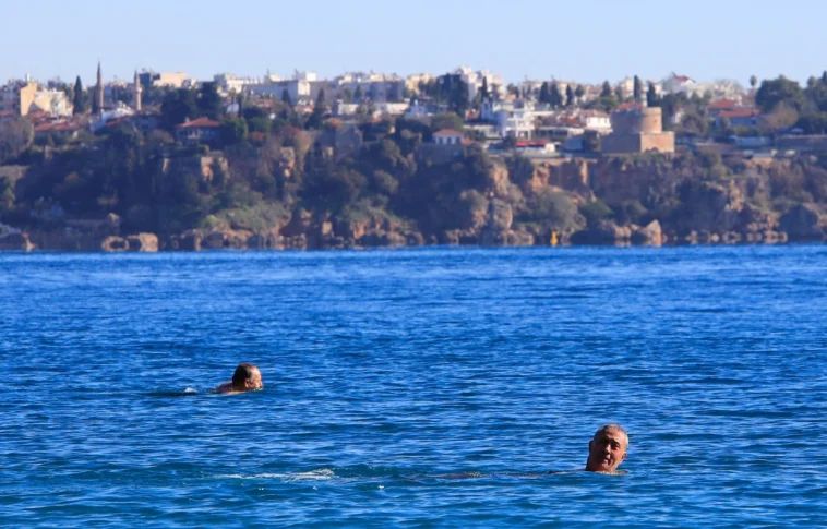 Türkiye karla mücadele ederken Antalya'da deniz sefası