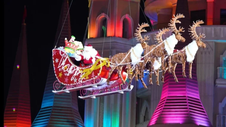 Uçan Noel Baba gösterisi turistleri büyüledi