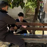 Uyurken bacağını banka sıkıştırdı, itfaiye kurtardı