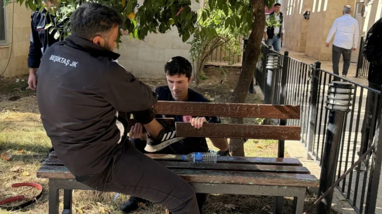 Uyurken bacağını banka sıkıştırdı, itfaiye kurtardı