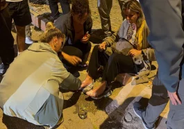 Yangında ayakları yanan kadına komşuları yetişti