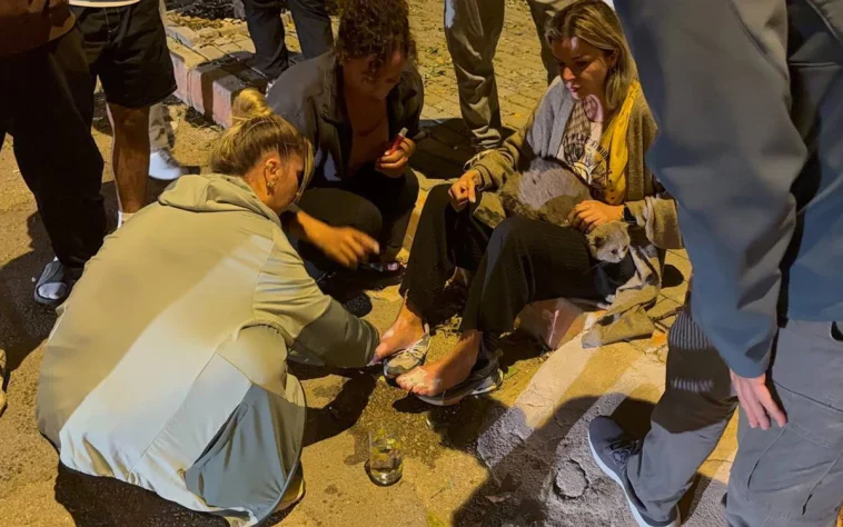 Yangında ayakları yanan kadına komşuları yetişti