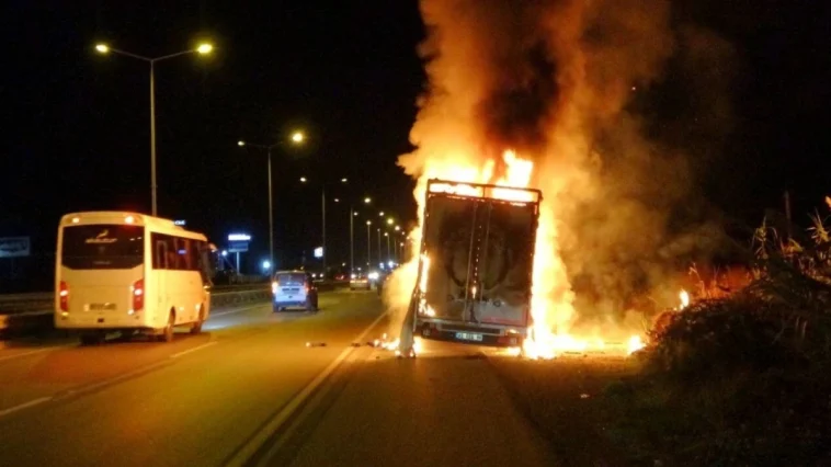 Yüzlerce elektronik eşya yangında kül oldu
