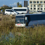 Serikte yolcu otobüsü ile hafif ticari araç çarpıştı