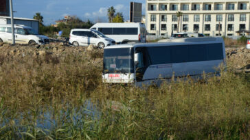 Serikte yolcu otobüsü ile hafif ticari araç çarpıştı