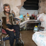 Muşambayla çevrili alanda yaşam mücadelesi veren engelli, hastaneye yatırıldı