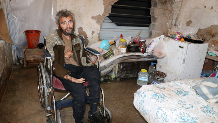 Muşambayla çevrili alanda yaşam mücadelesi veren engelli, hastaneye yatırıldı