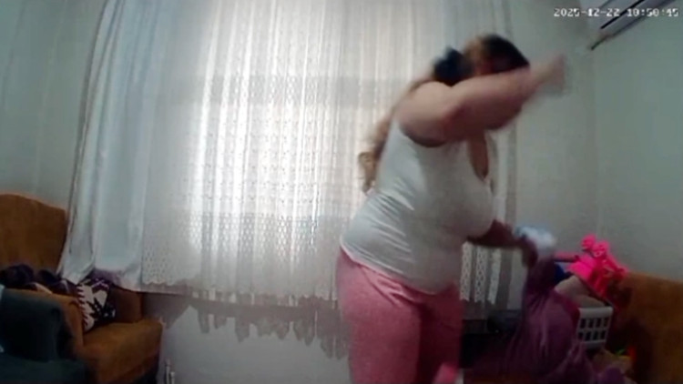 1 yaşındaki bebeğe anne şiddeti kamerada