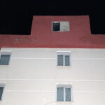 Boş apartmanın çatısında ateş yaktılar