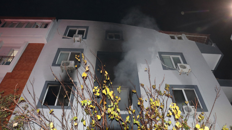 Elektrikli sobadan çıkan yangın evi küle çevirdi