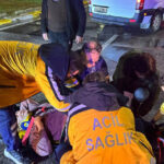 Yaya geçidinde motosiklet çarptı: 2 yaralı