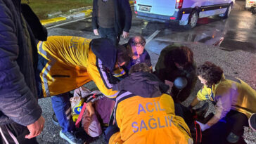 Yaya geçidinde motosiklet çarptı: 2 yaralı