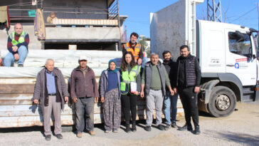 Büyükşehir Belediyesinden hortumdan zarar gören üreticiye destek