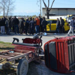 Serikte taksi ile üçteker çarpıştı: 2 yaralı