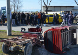 Serikte taksi ile üçteker çarpıştı: 2 yaralı