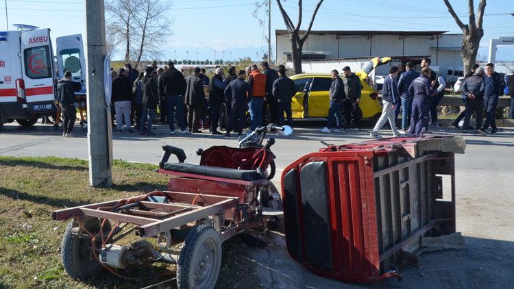 Serikte taksi ile üçteker çarpıştı: 2 yaralı