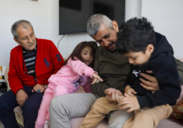 Dede ile 3 torunu, yeni yuvalarına kavuştu