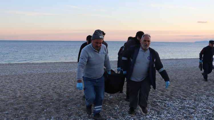 Antalyada oltaya cesedin takıldığı anlar kamerada
