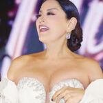 AŞkın Nur Yengi beyazlar içinde