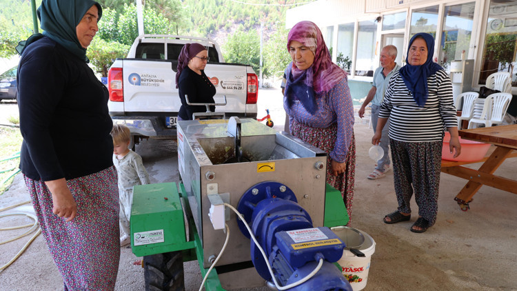 Büyükşehir’den üreticiye ekipman desteği