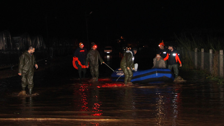 Antalyada tarım alanlarını su bastı; mahsur kalanlar, iş makinesi ve botlarla kurtarıldı