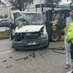 Hafif ticari araçla kamyonet çarpıştı: 1i çocuk, 3 yaralı