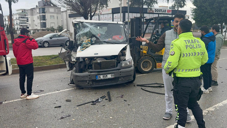 Hafif ticari araçla kamyonet çarpıştı: 1i çocuk, 3 yaralı