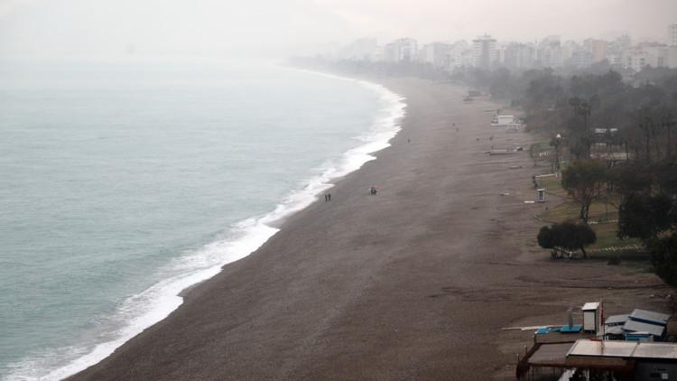 Antalya’da şiddetli yağışta yol çöktü
