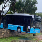 Freni boşalan otobüs, duvarda asılı kaldı