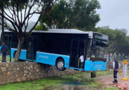 Freni boşalan otobüs, duvarda asılı kaldı